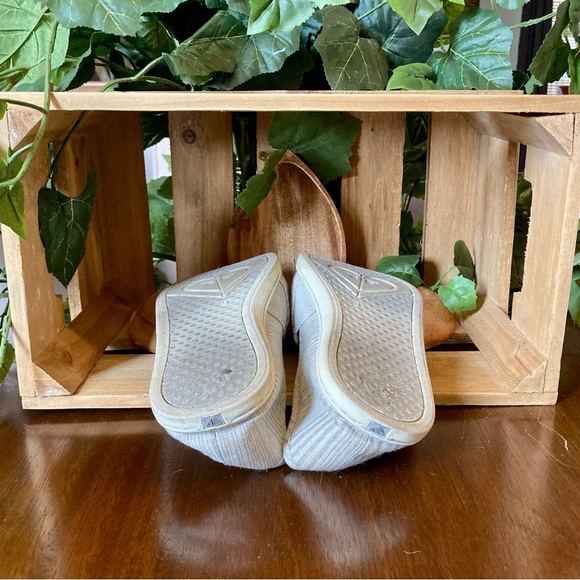 Roxy Gray/White Canvas Slip on Sneakers Shoes Size 9 - Picture 2 of 3